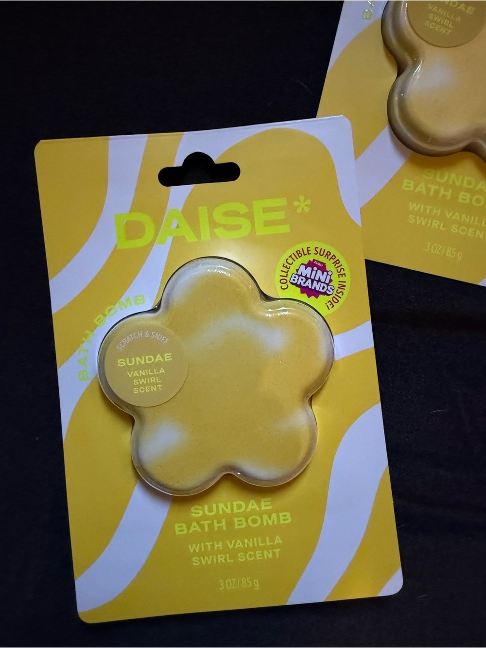 Set of 5 Daise Flower Bath Bombs - with mini brands! - Picture 4 of 4